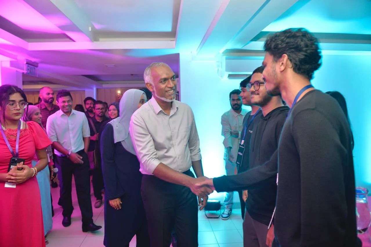އަލަށް ވޯޓުލާ ގިނަ ޒުވާނުންތަކެއް ޑރ. މުޢިއްޒަށް ތާއީދުކޮށްފި