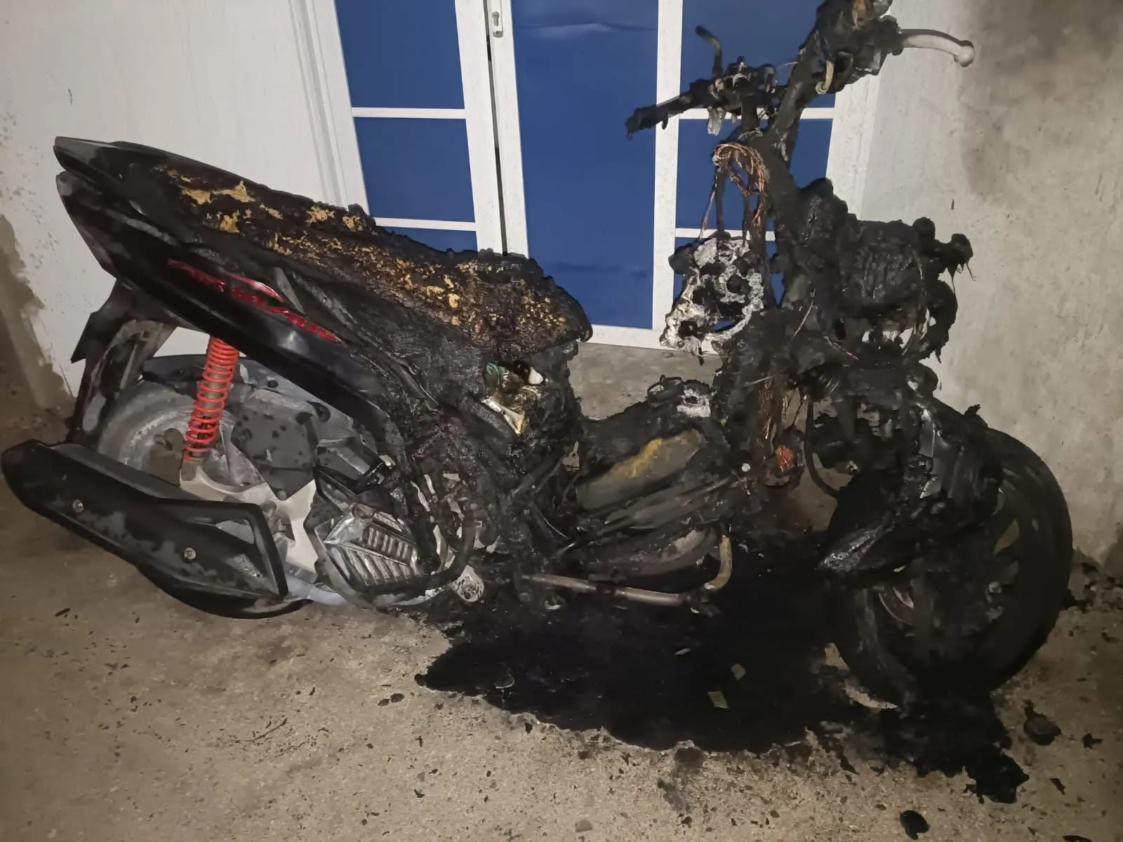 ށ. ފޯކައިދޫ ޕޮލިސް އޮފިސަރުގެ ސައިކަލުގައި ރޯކޮށްލީ ގަސްތުގައި އޭނާއަށް އަމާޒުކޮށްގެން ކަމަށް ފުލުހުން ބުނެފި