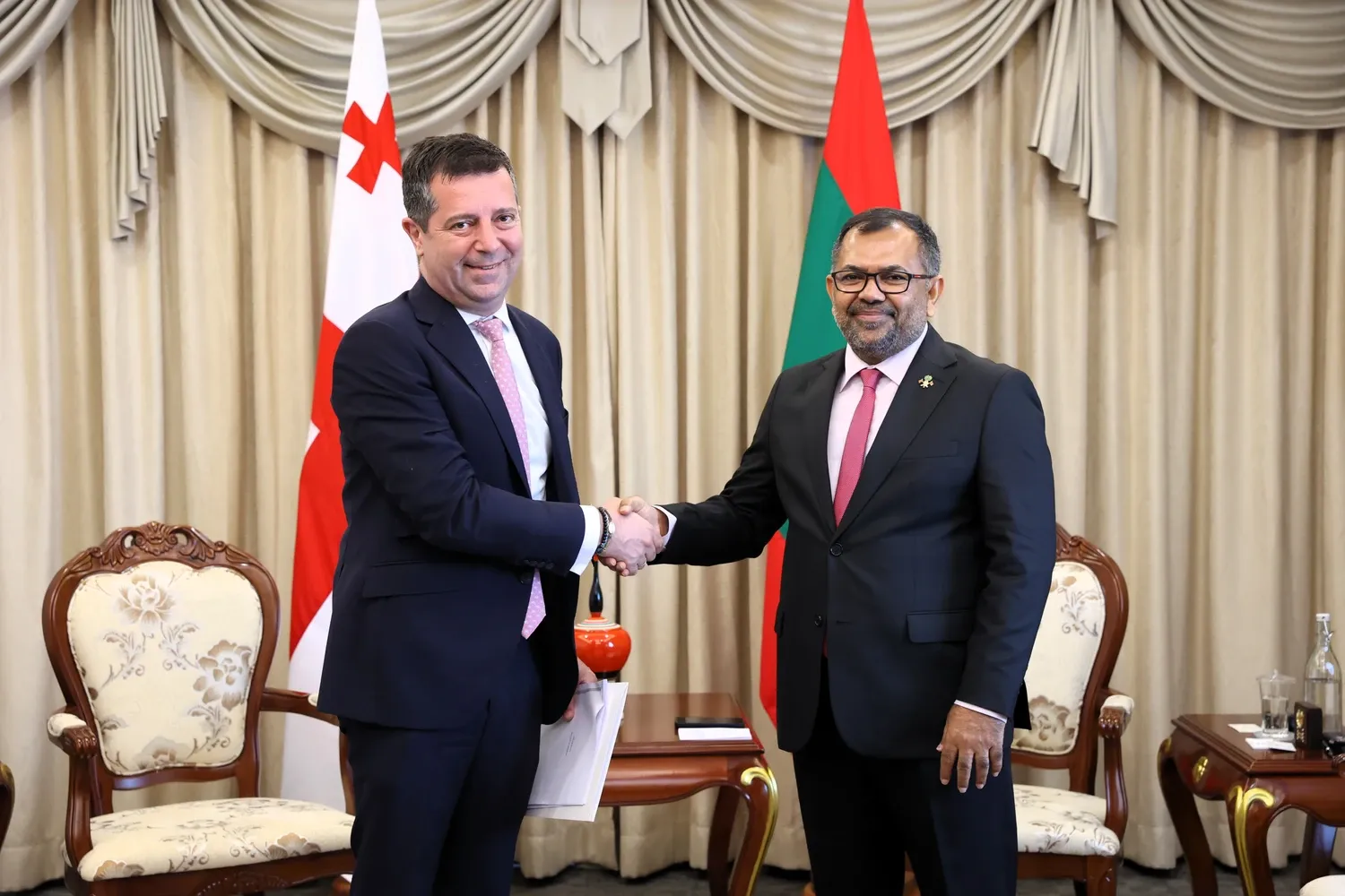 ޖޯޖިއާއާއި ރާއްޖެއާ ދެމެދު ގުޅުން ބަދަހިކުރުމާއި ގުޅޭ މަޝްވަރާތައް ކޮށްފި