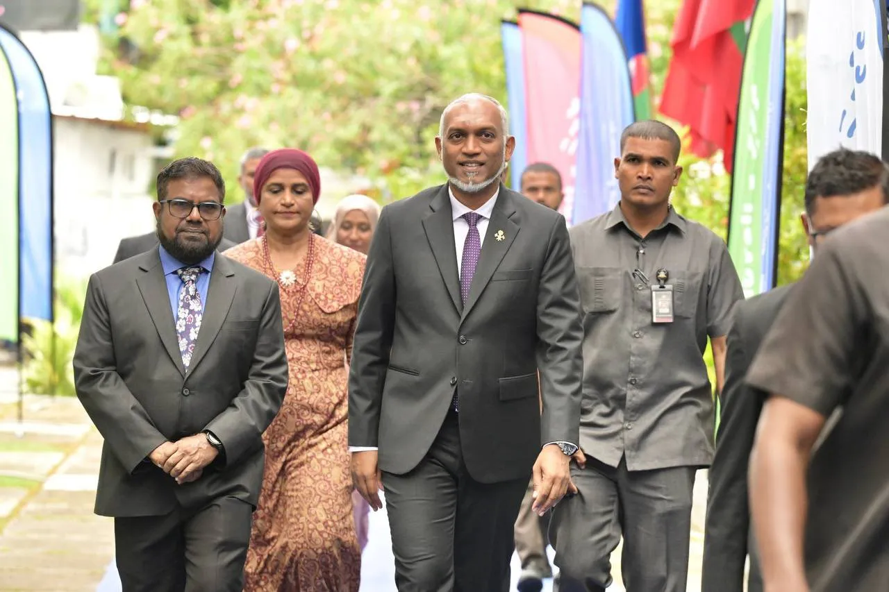 ތެވެލި ކޮންފަރެންސް އިފްތާތާޙް ކުރުމުގެ ޖަލްސާއަށް ރައީސް ވަޑައިގެންނެވުން: ފޮޓޯ/ ރައީސް އޮފީސް