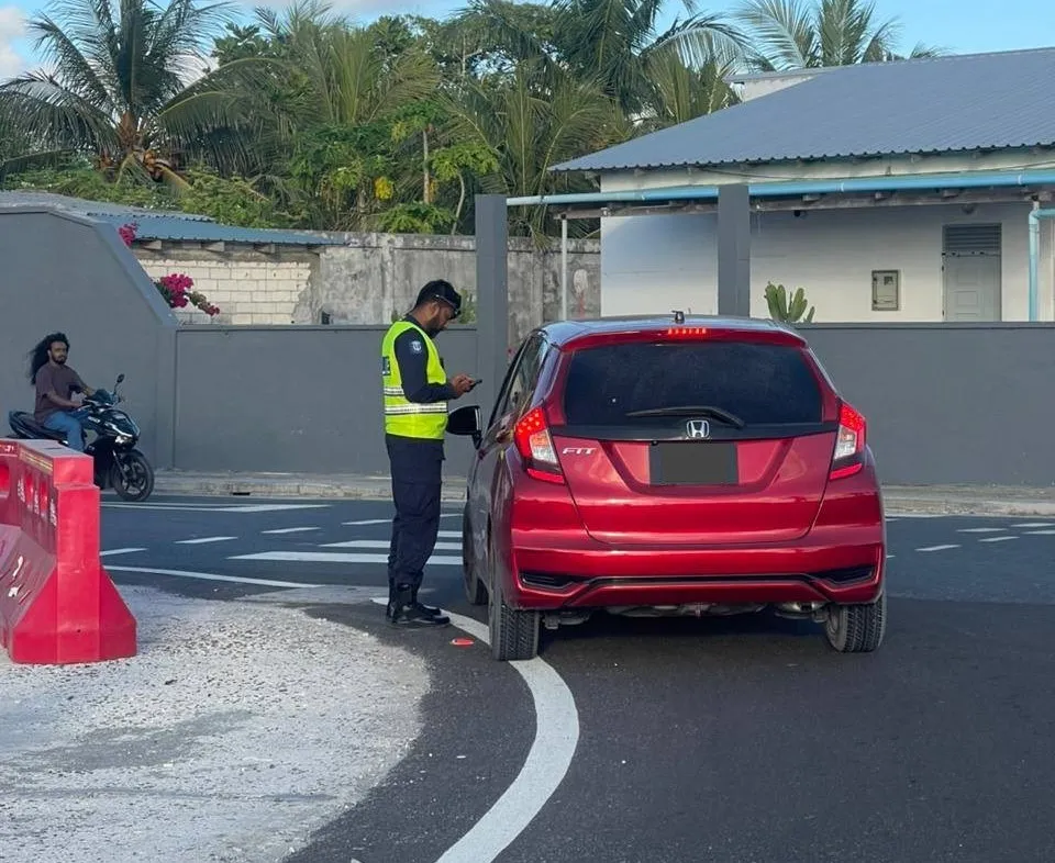 އައްޑޫގައި ކާރެއް ފުރޮޅާލައި ބަޔަކަށް އަނިޔާވެއްޖެ