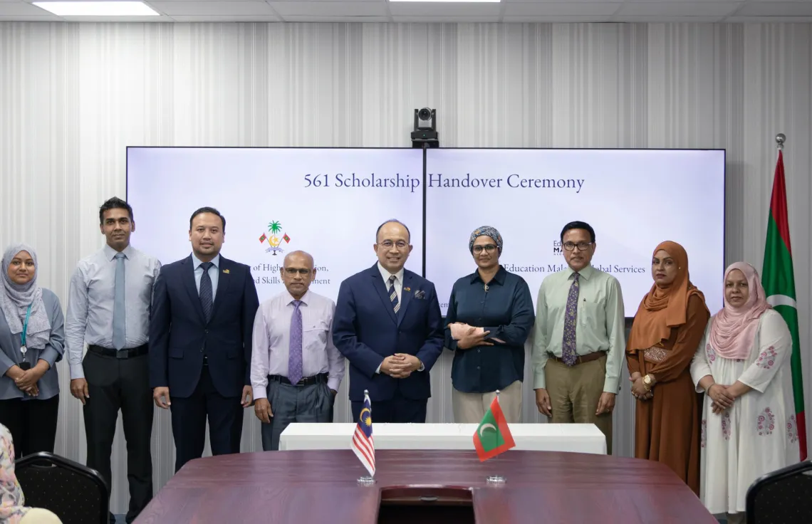 ސްކޮލަޝިޕްގެ އެއްބަސްވުމުގައި ސޮއިކުރެވުނު ރަސްމިއްޔާތު --- ފޮޓޯ: މިނިސްޓްރީ