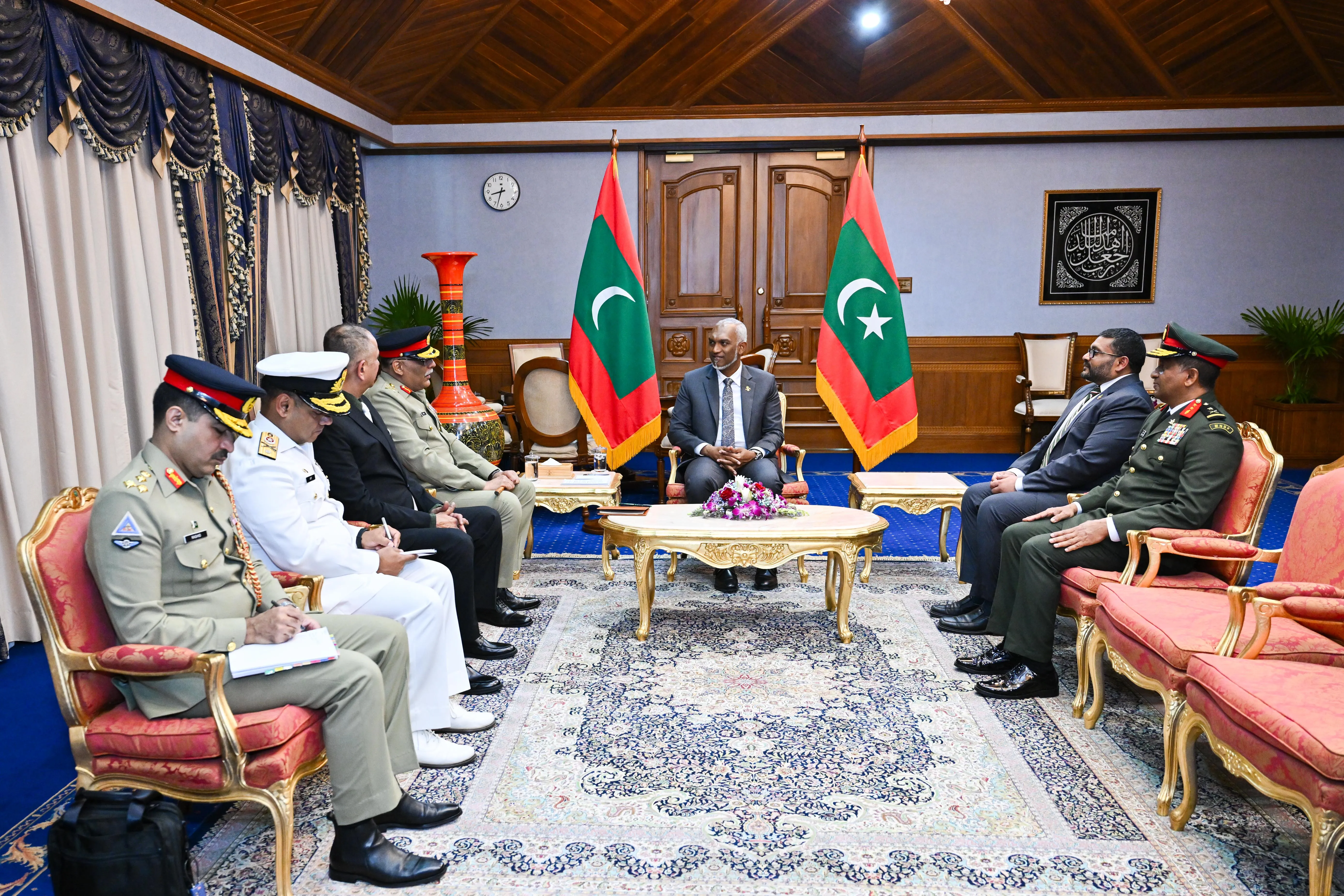 ޕާކިސްތާނުގެ ޖޮއިންޓް ޗީފްސް އޮފް ސްޓާފް ކޮމިޓީގެ ޗެއަރމަން، ރައީސުލްޖުމްހޫރިއްޔާގެ އަރިހަށް އިޙުތިރާމުގެ ޒިޔާރަތެއް ކުރައްވައިފި