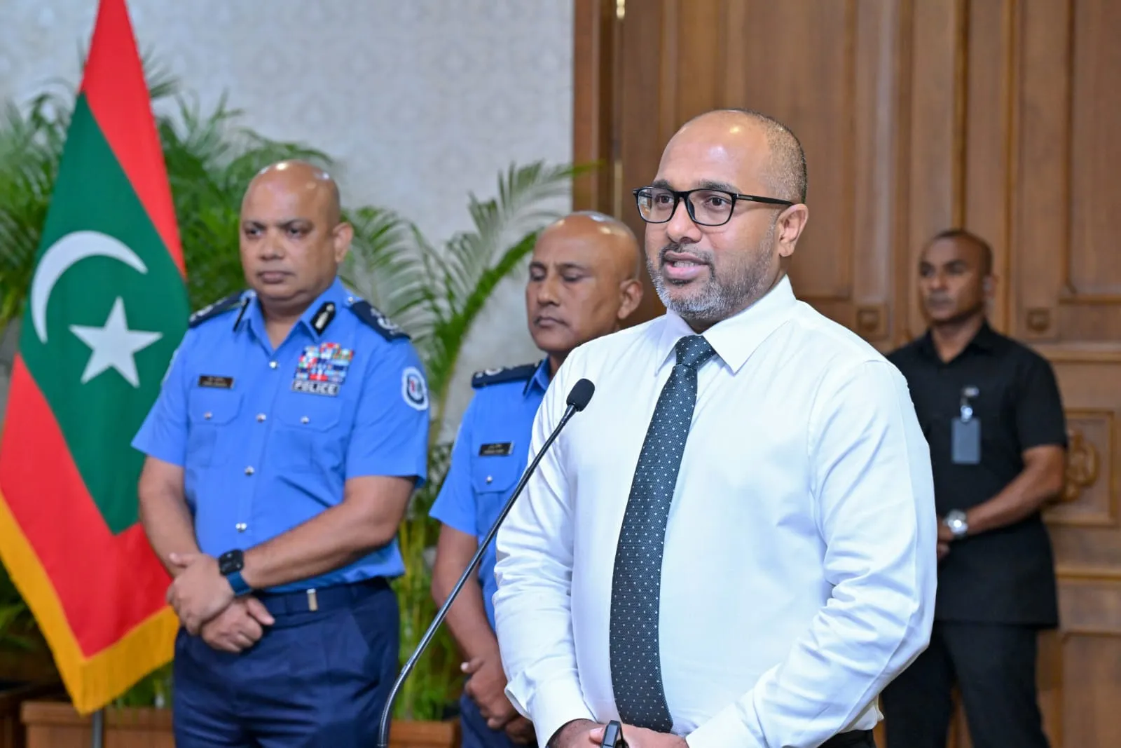 އަޅުގަނޑުމެން ހިފާނީ މަސްތުވަާތަކެތީގެ މޭޖާ އިމްޕޯޓަރުން އަދި ސަޕްލަޔަރުން: އިހްސާން