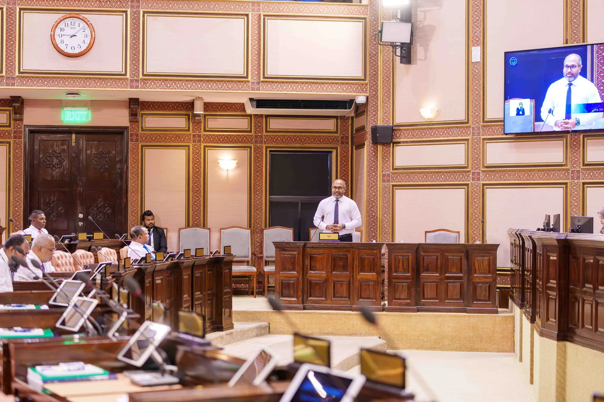 މިނިސްޓަރު މަޖިލީހުގައި ވާހަކަ ދައްކަވަނީ -- ފޮޓޯ: މަޖިލީސް