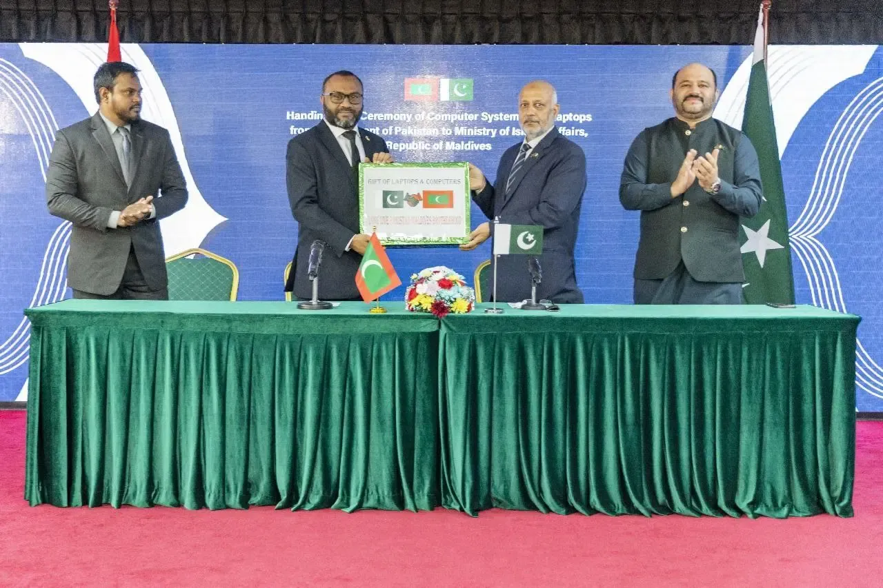 ޕާކިސްތާނުން އިސްލާމީ ކަންތައްތަކާ ބެހޭ ވުޒާރާއަށް ކޮމްޕިއުޓަރުތަކަކާއި ލެޕްޓޮޕްތަކެއް ހަދިޔާ ކުރުން - ފޮޓޯ: އިސްލާމީކަންތައްތަކާ ބެހޭ ވުޒާރާ