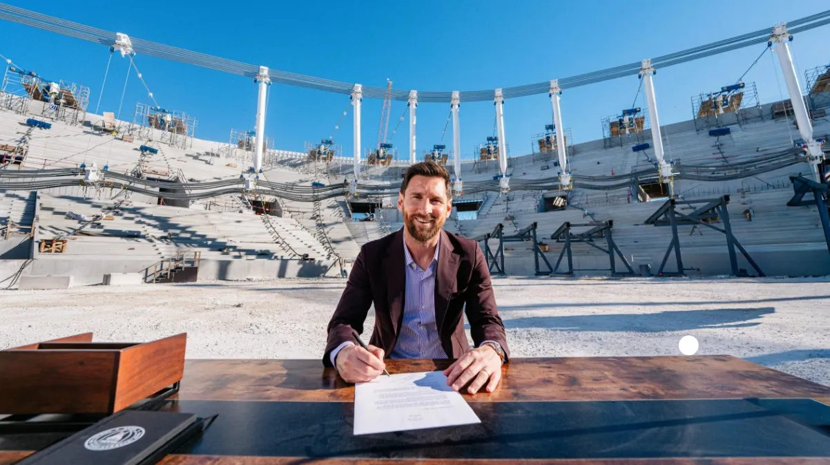 ލިއޮނެލް މެސީ އެއްބަސްވުމުގައި ސޮއިކުރުމަށްފަހު.. ފޮޓޯ: އިންޓަރ މަޔާމީ