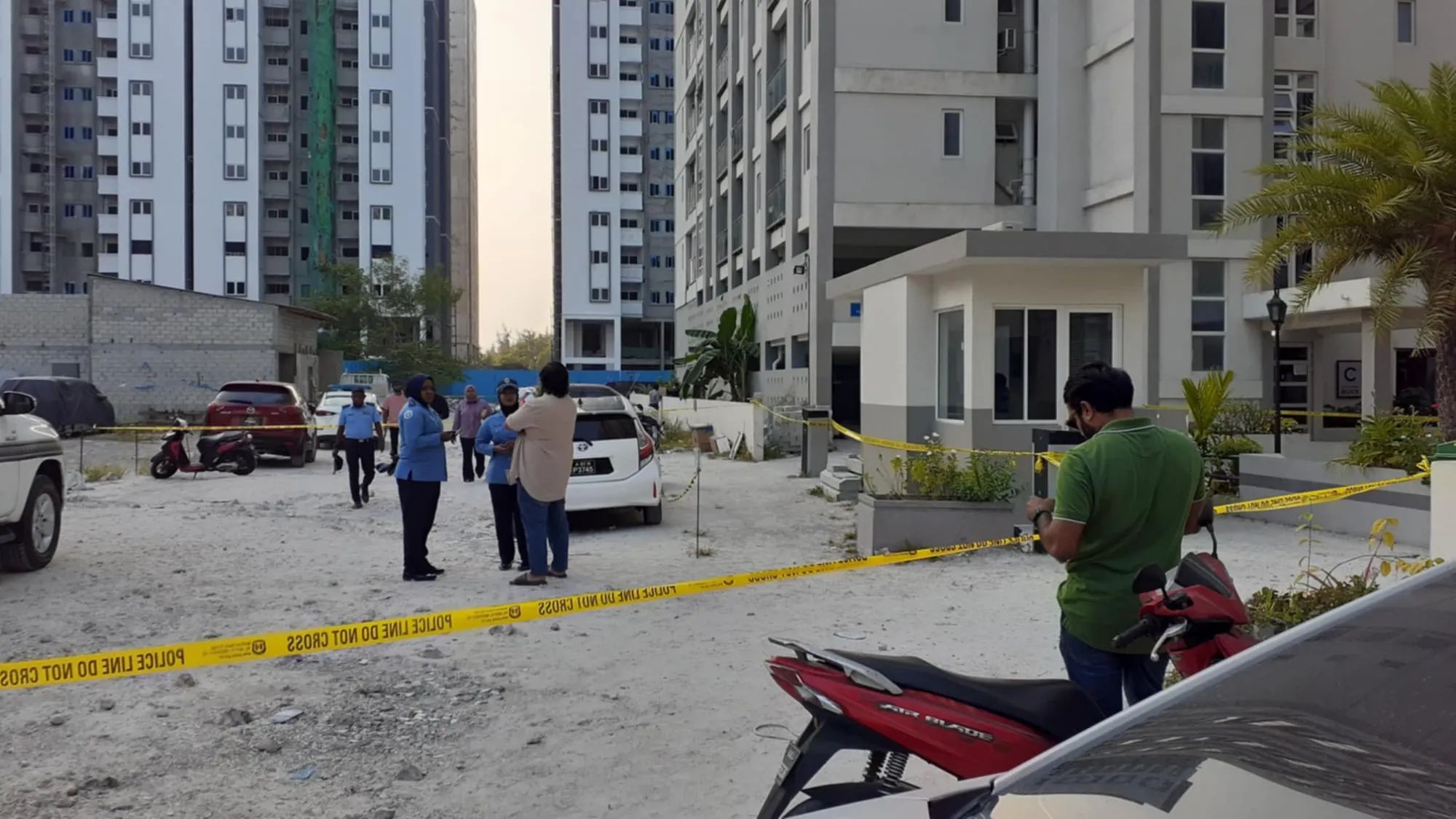 ޝަރަފް ވެއްޓުނު ސަރަހައްދު ފުލުހުން ޓޭޕްދަމާފައި.. ފޮޓޯ: ވޮއިސް