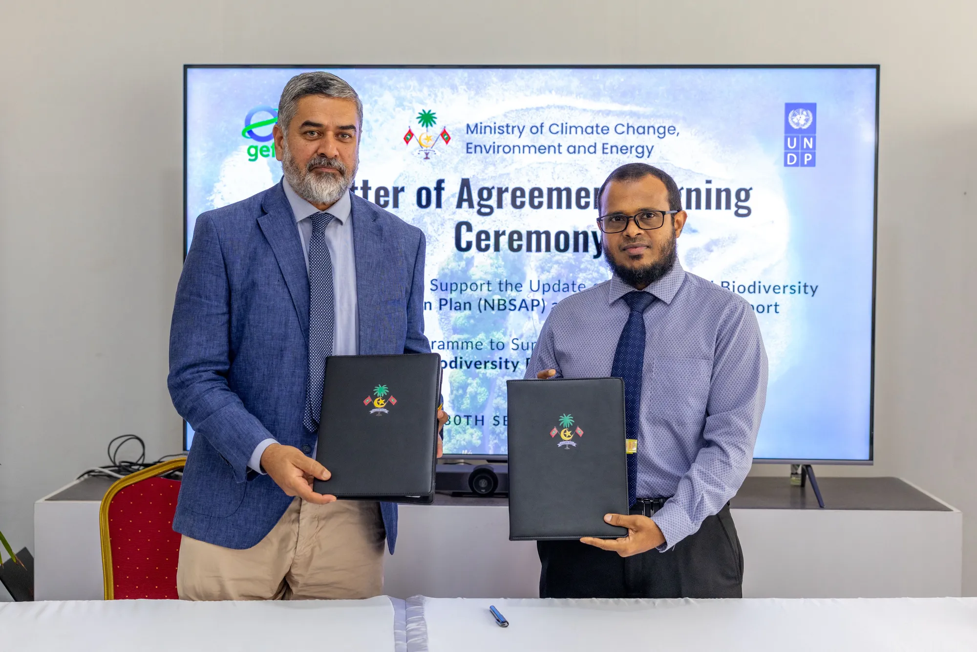 އެއްބަސްވުމުގައި ސޮއިކުރުމުގެ ތެރެއިން... ފޮޓޯ / މޫސުމީ ބަދަލުތަކާއި ތިމާވެށްޓާއި ހަކަތައާ ބެހޭ ވުޒާރާ