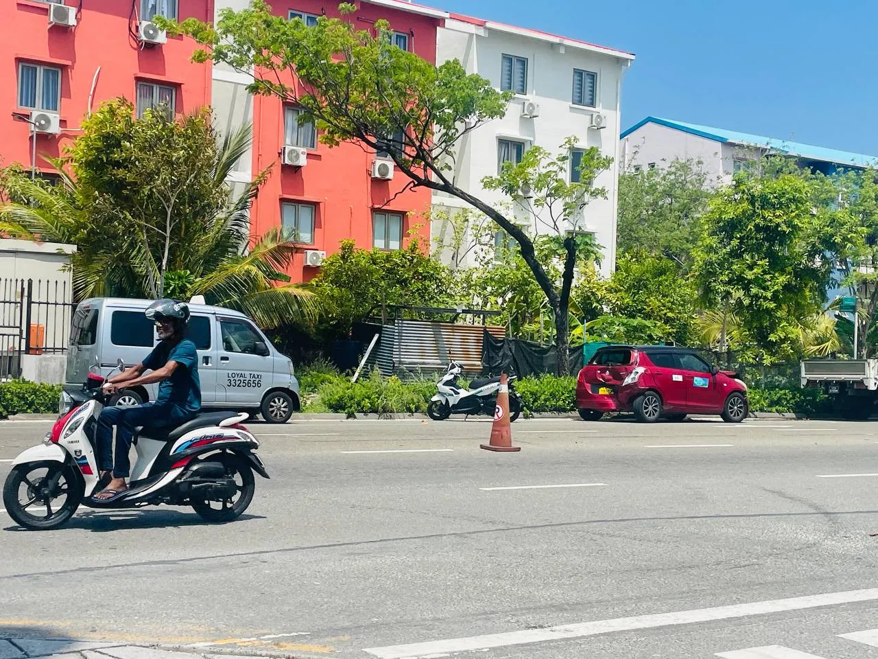 ކާރެއްގައި ވޭނަކުން ޖެހި ނުރައްކާތެރި އެކްސިޑެންޓެއް ހިނގައި ދެމީހަކަށް އަނިޔާވެއްޖެ!