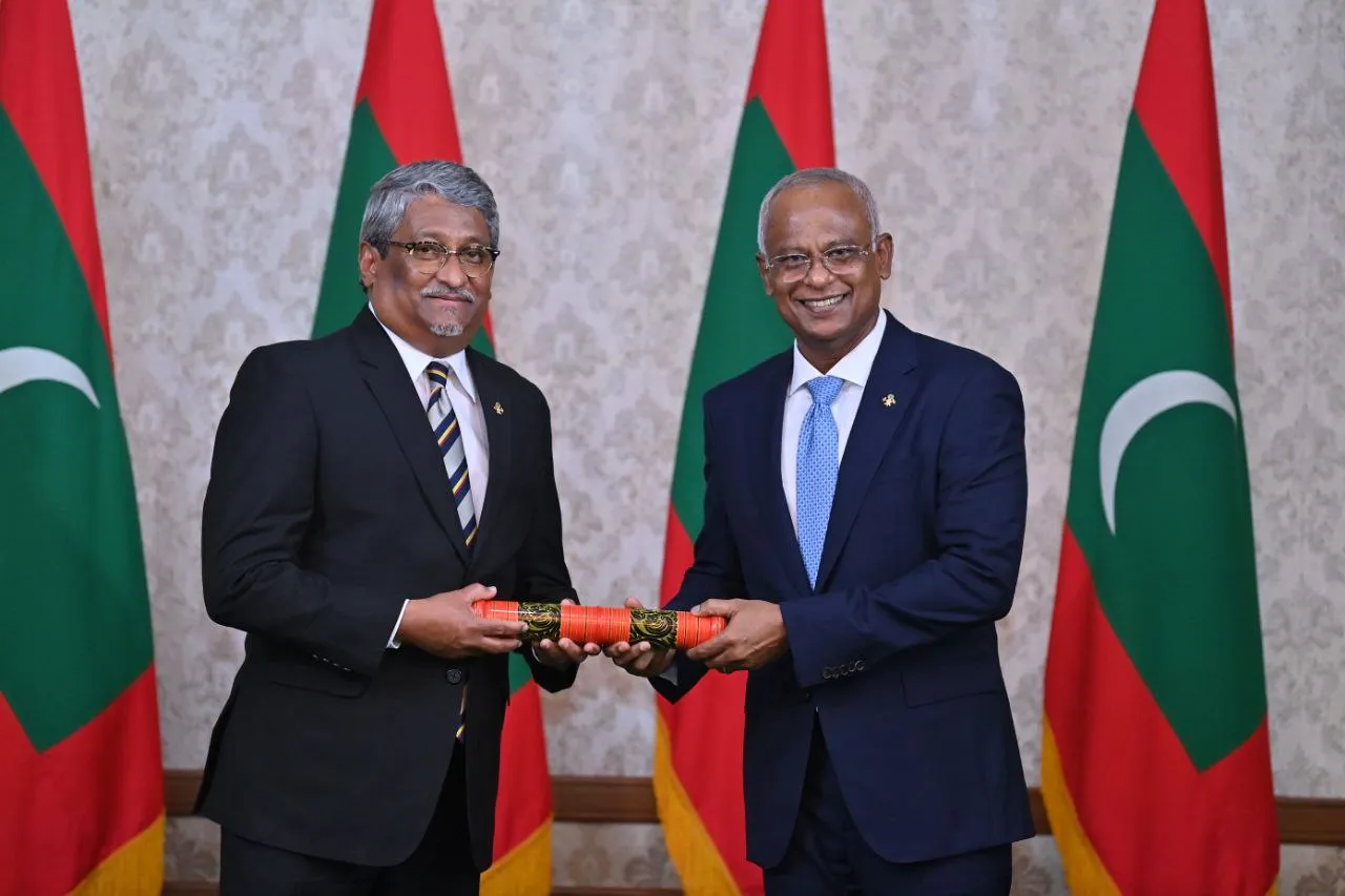 ޚާރިޖީ ޚިދުމަތުގެ އެންމެ މަތިވެރި ޝަރަފު، ދެ ބޭފުޅަކަށް ރައީސުލްޖުމްހޫރިއްޔާ އަރުވައިފި