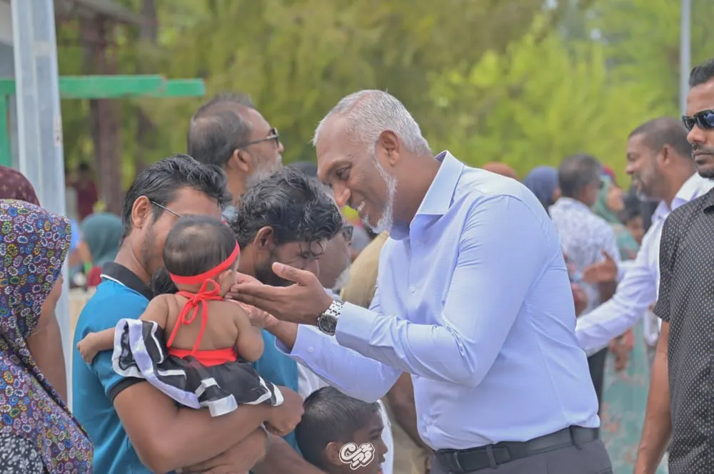 ރައީސް ގެ މިދަތުރުފުޅުގައި އެމަނިކުފާނު ވަނީ ގިނަ އަދަދެއްގެ ބަޔަކާއި ބައްދަލުކުރައްވާ ސަލާމްކުރައްވާފަ