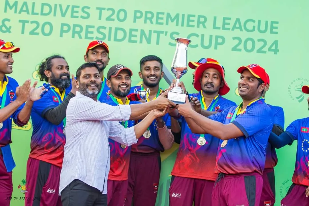 ސީބީއެލްގެ ކުޅުންތެރިން މުބާރާތުގެ ޓްރޮފީއާއެކު.. ފޮޓޯ: ސްޕޯޓްސް މިނިސްޓްރީ