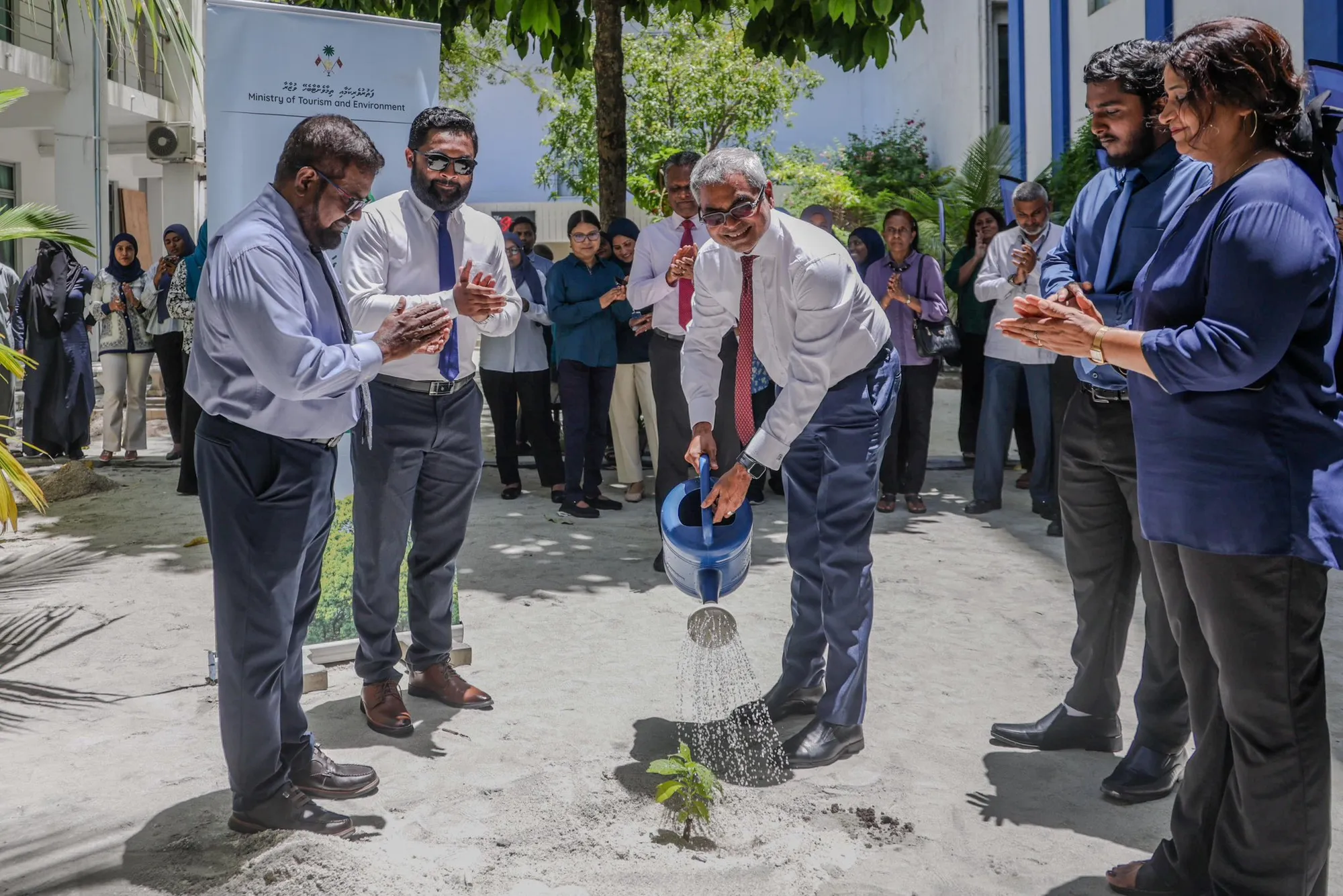 އެމްއެންޔޫ ދަރިވަރުންގެ ކައުންސިލުން 5 މިލިއަން ގަސް ޕްރޮގްރާމް ފަށައިފި