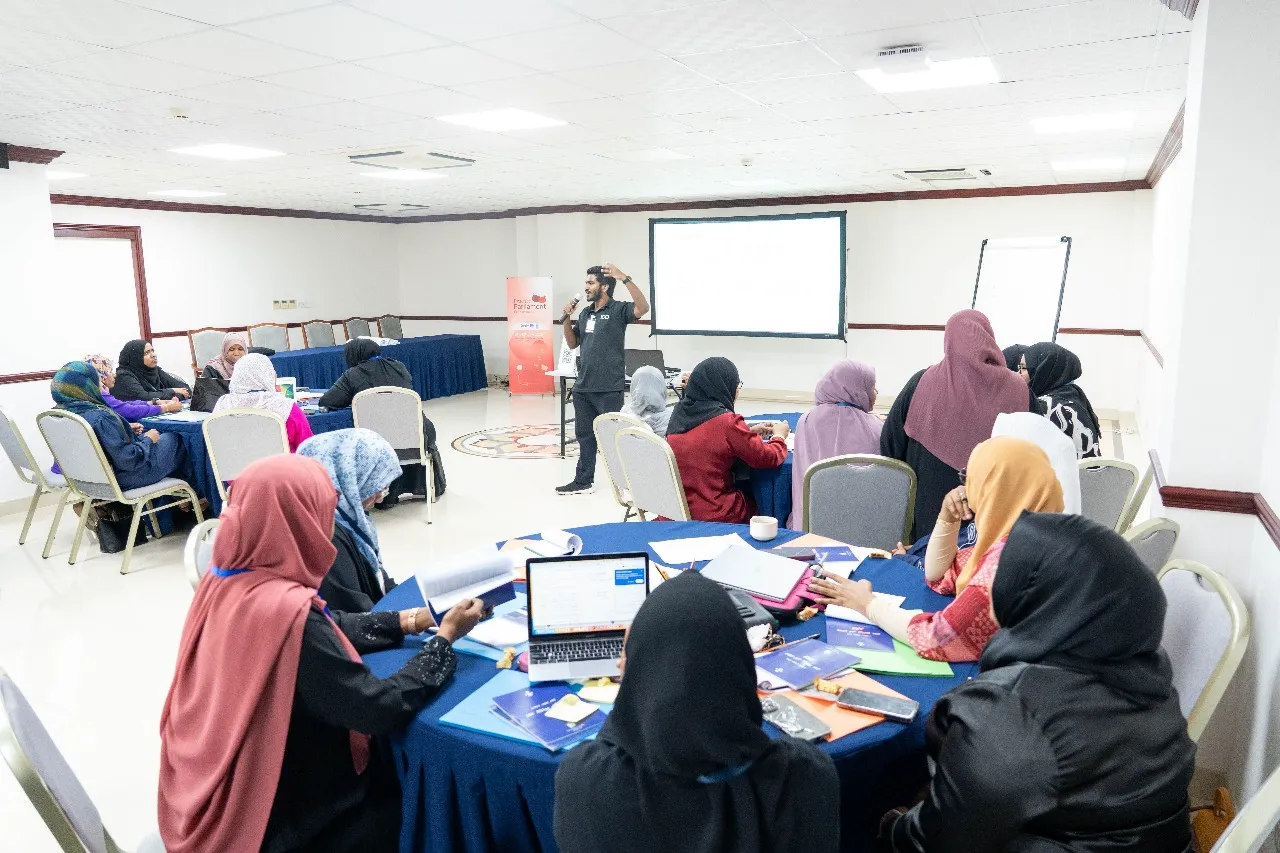 ޕޭ ކޮމިޝަނުގެ ހުއްދަނެތި އައިކޮމްގެ މުއައްޒަފުންނަށް ލިވިން އެލަވަންސްދޭ މައްސަލައެއް