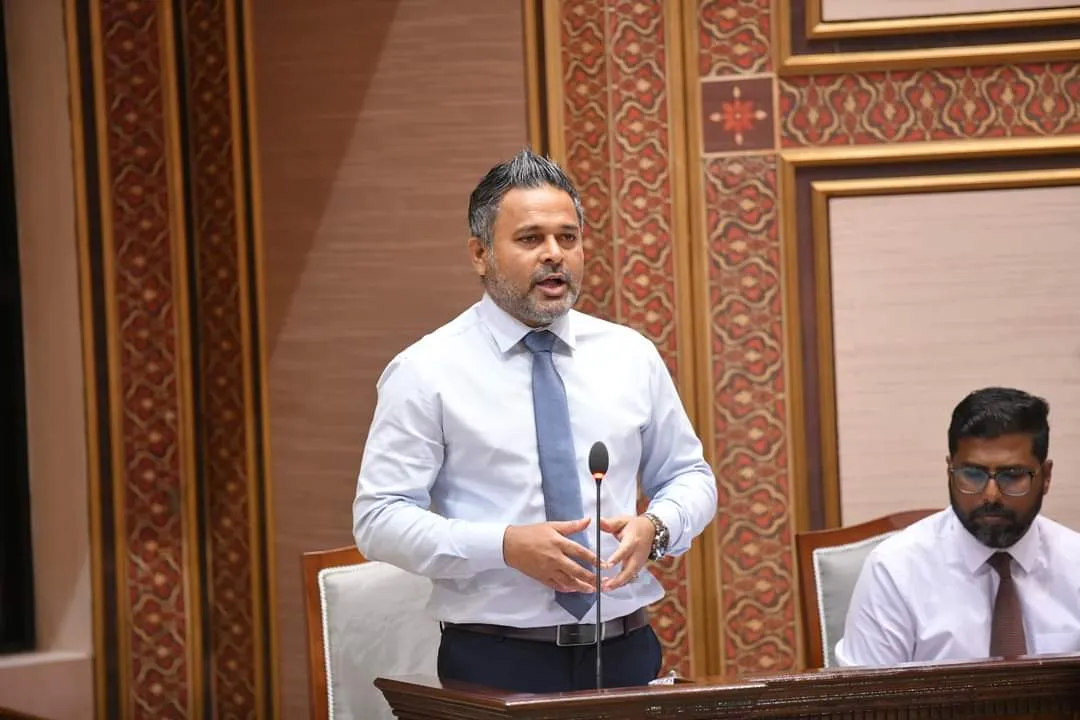 ވަޒީރު އަހުމަދު ޝިޔާމް މެންބަރުންގެ ސުވާލުތަކަށް ޖަވާބު ދެއްވަނީ--ފޮޓޯ/ މަޖިލިސް