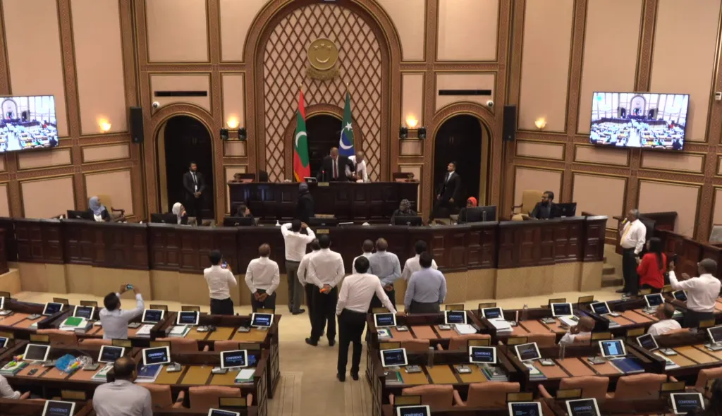 ރިޔާސަތައް ޖެއްސުންކޮށް، މަޖިލީހުގައި ހަމަނުޖެހުން ހިންގައި، އެމްޑީޕީން މިއަދުގެ ޖަލްސާ ހުއްޓުވައިފި!