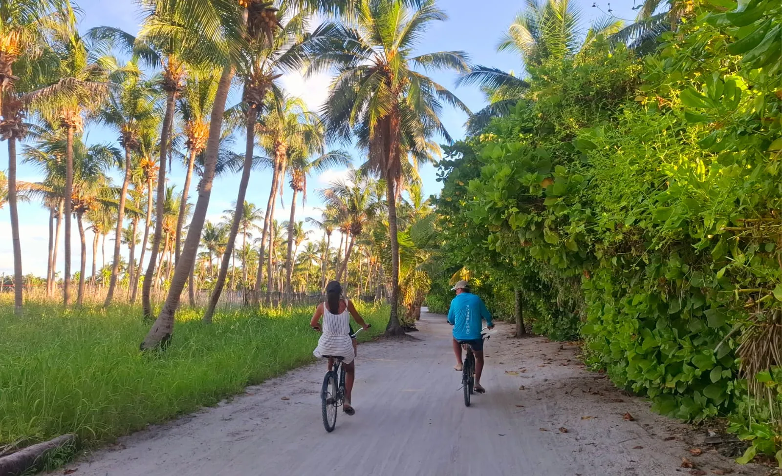 ތޮއްޑޫއަށް ޒިޔާރަތްކުރި ދެ ފަތުރުވެރިން އެ ރަށް ބަލާލަނީ.. ފޮޓޯ: ވޮއިސް
