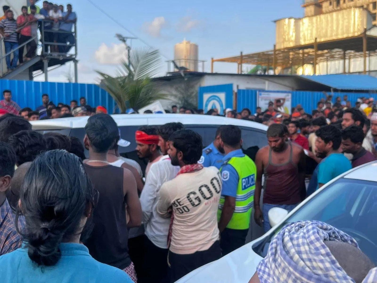 ރާއްޖެގައި މަސައްކަތް ކުރާ ބިދޭސީންތަކެއް މުޒާހަރާ ކުރަނީ-- ފޮޓޯ: ވޮއިސް