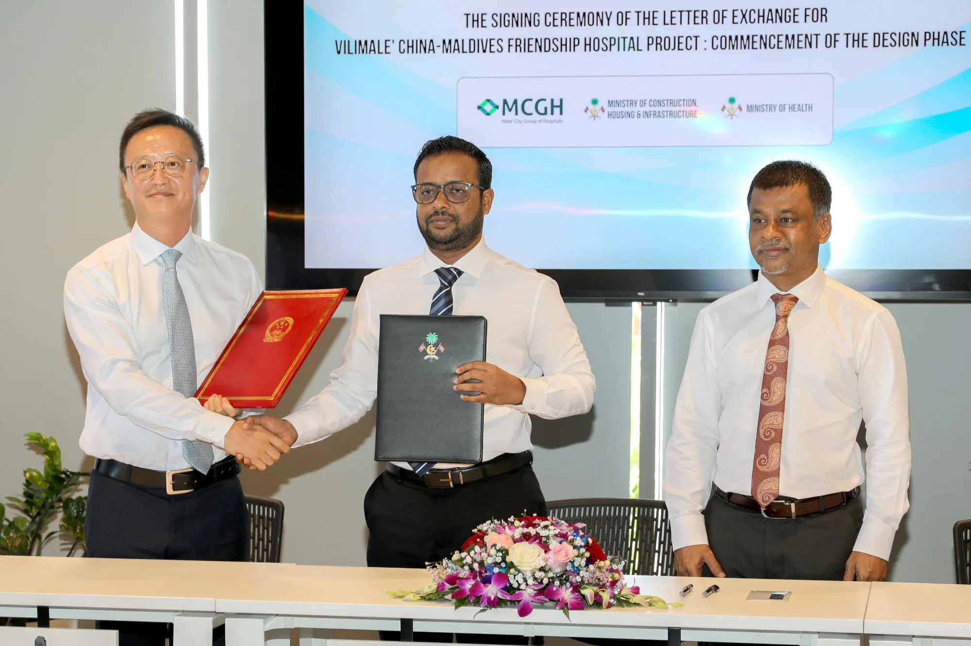 Chinese Ambassador to the Maldives, Kong Xianhua and construction Minister Dr Abdulla Muththalib during the Letter of Exchange (Photo/Health Ministry)