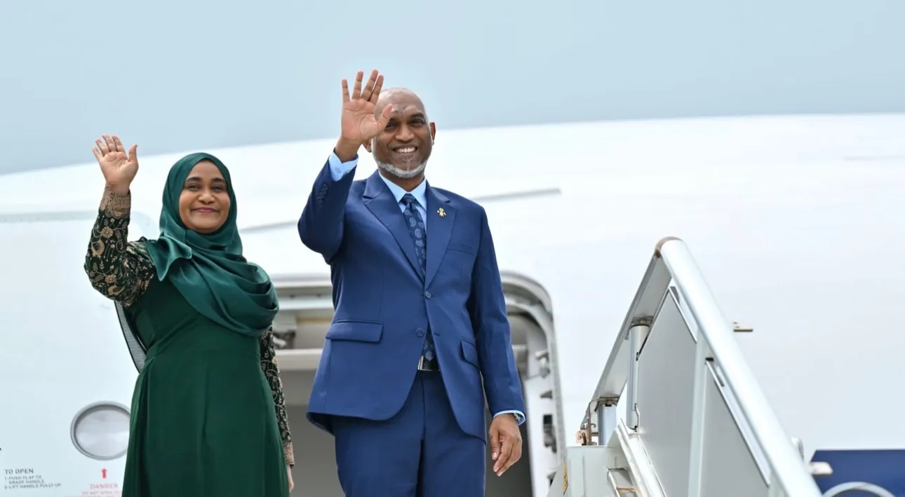 ނުރަސްމީ ދަތުރުފުޅެއްގައި ރައީސުލްޖުމްހޫރިއްޔާގެ ދެކަނބަލުން ސިންގަޕޫރަށް ފުރާވަޑައިގެންފި