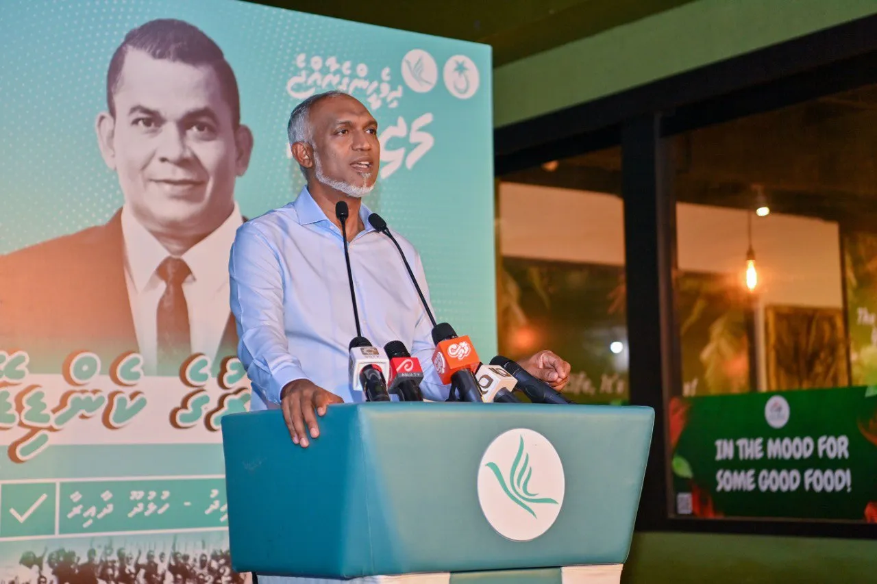 ރައީސް މުޢިއްޒު ކެމްޕެއިން ޖަލްސާއެއްގައި ވާހަކަފުޅު ދައްކަވަނީ -- ފޮޓޯ: ވޮއިސް