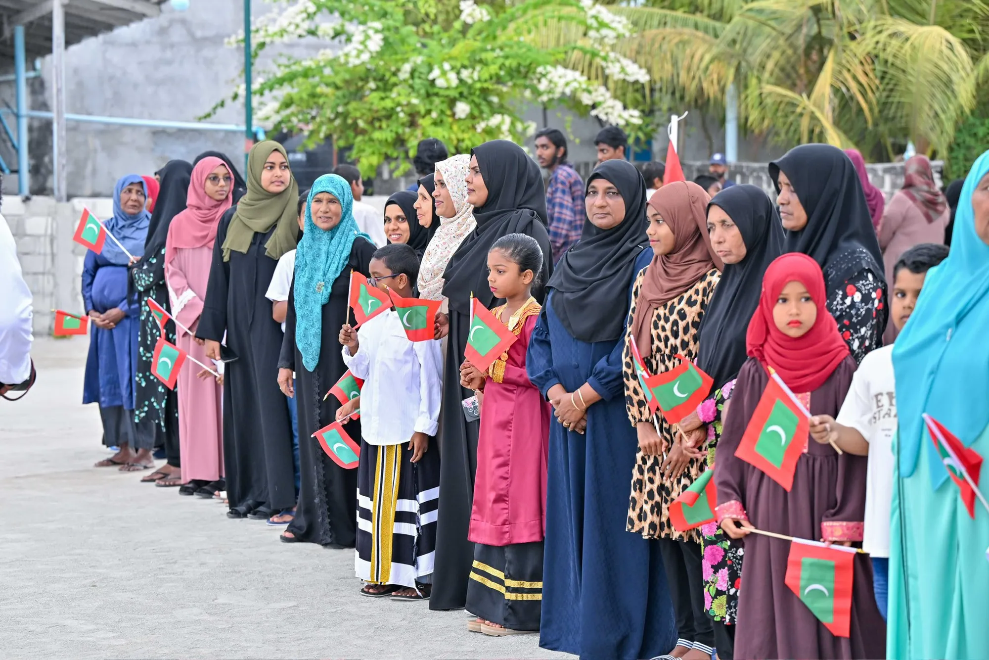 ރައީސަށް މަރުހަބާ ދެންނެވުމަށް އެއްވެ ތިބި ވަންދޫގެ ބައެއް ރައްޔިތުން