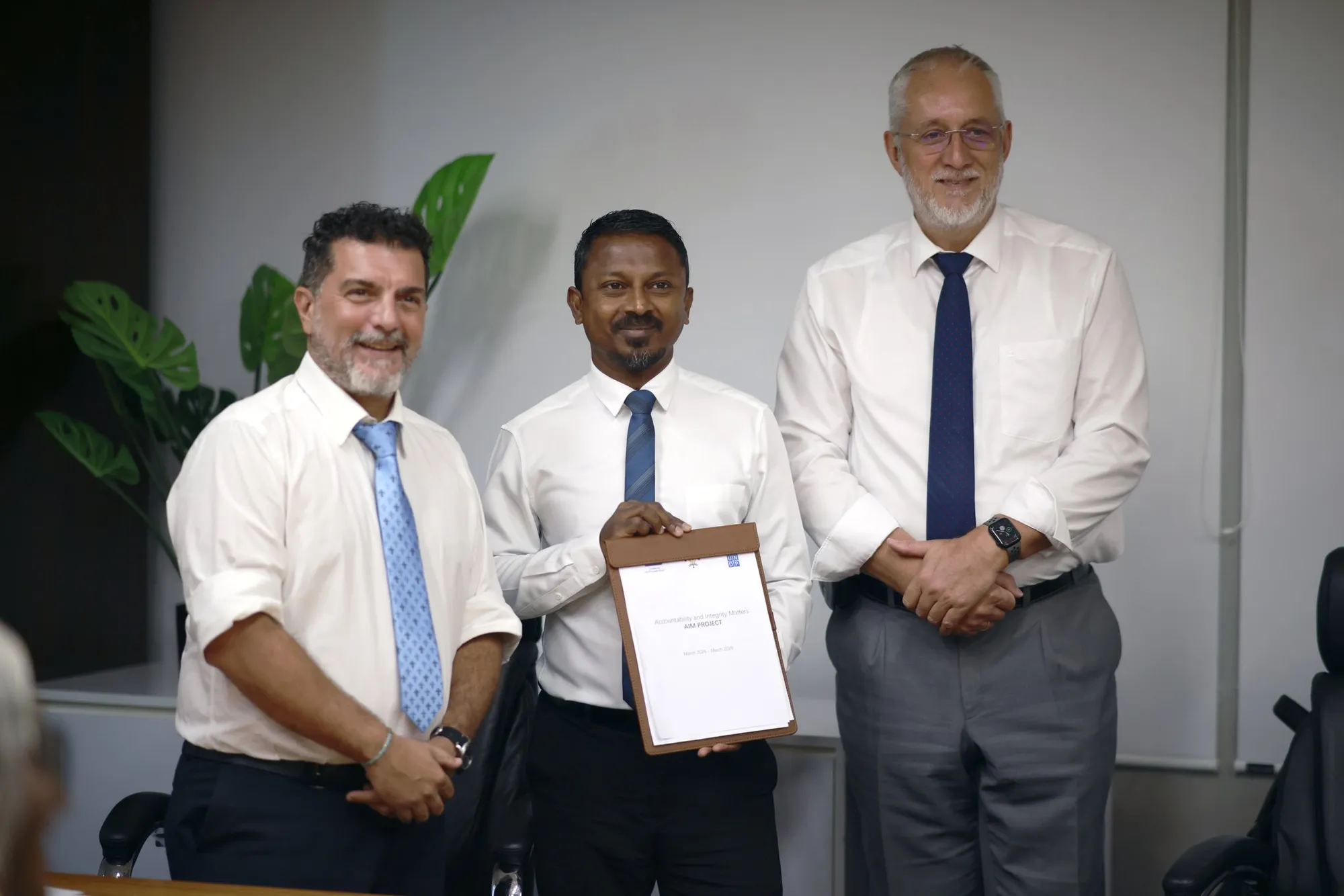 އީޔޫ އާއި ޔޫއެންޑީޕިއާއެކު ރާއްޖެއިން އެއްބަސްވުމުގައި ސޮއި ކުރުން— ފޮޓޯ/ އޭޖީ އޮފީސް