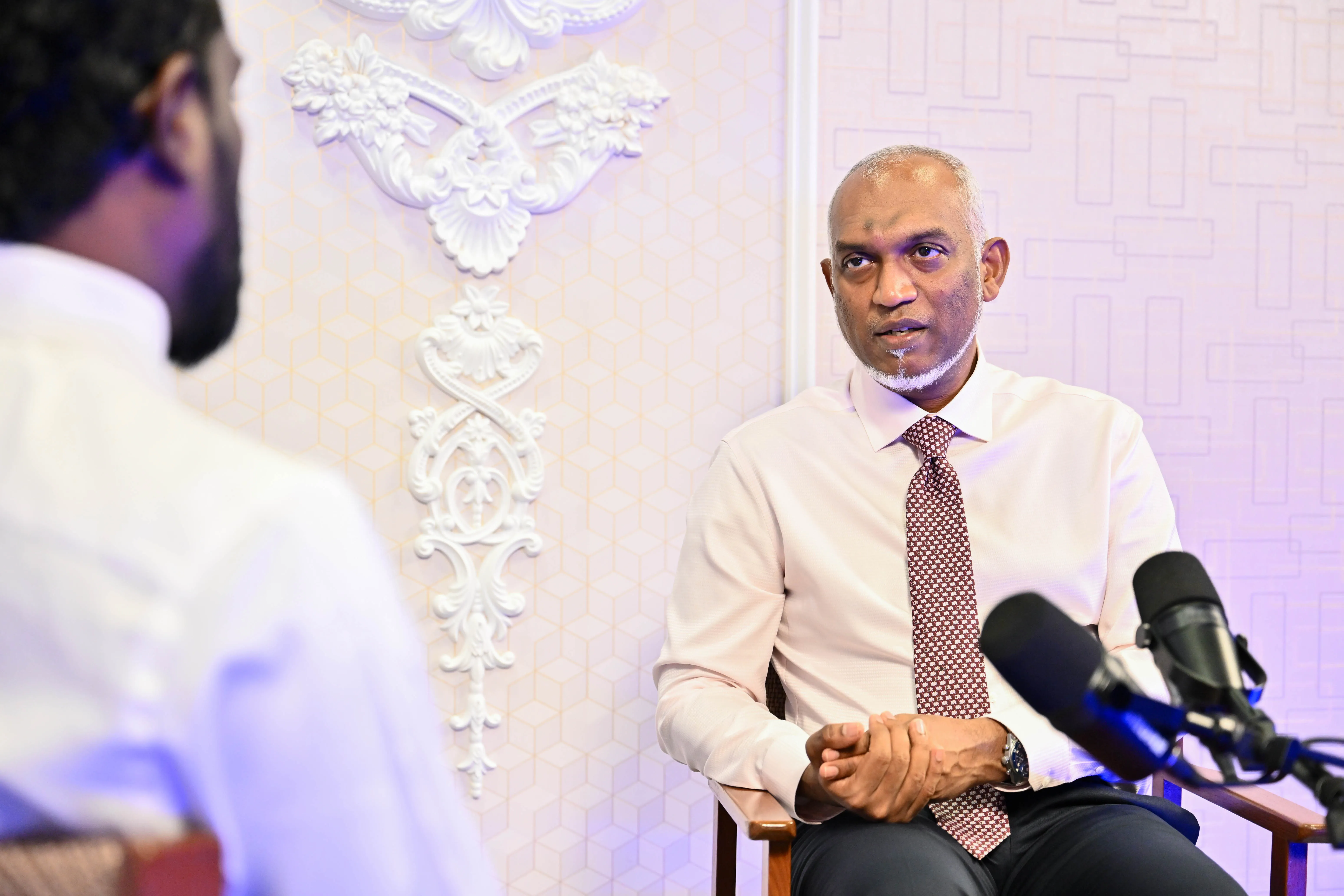 ސިޔާސީ މުވައްޒަފުންގެ އަދަދު 14 ދުވަހުގެ ތެރޭގައި ހާމަކުރަން އަންގައިފި