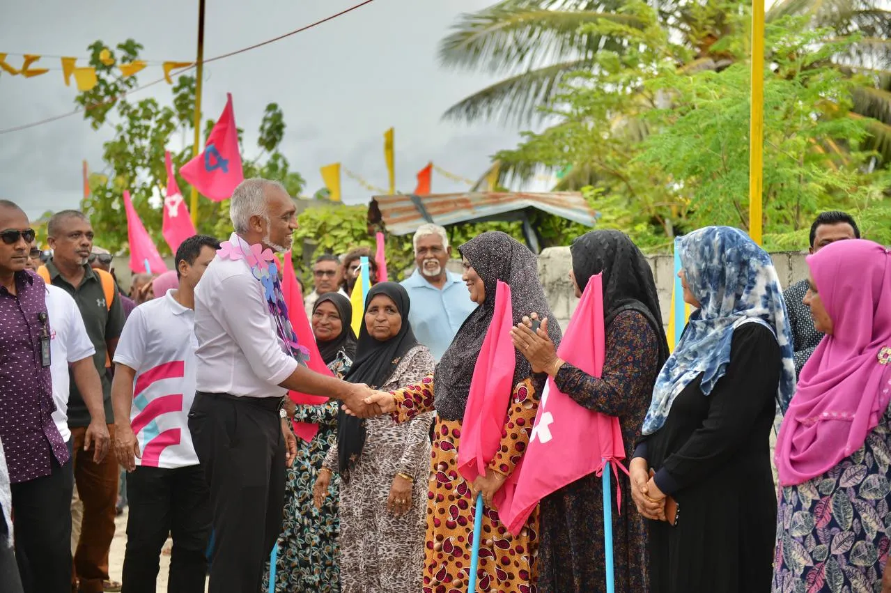 ރައީސް ޞާލިހުގެ ރަށް، ހިންނަވަރުން ގޮވާލީ "އެއްބުރުން މުއިއްޒު" ނަގާނަން!
