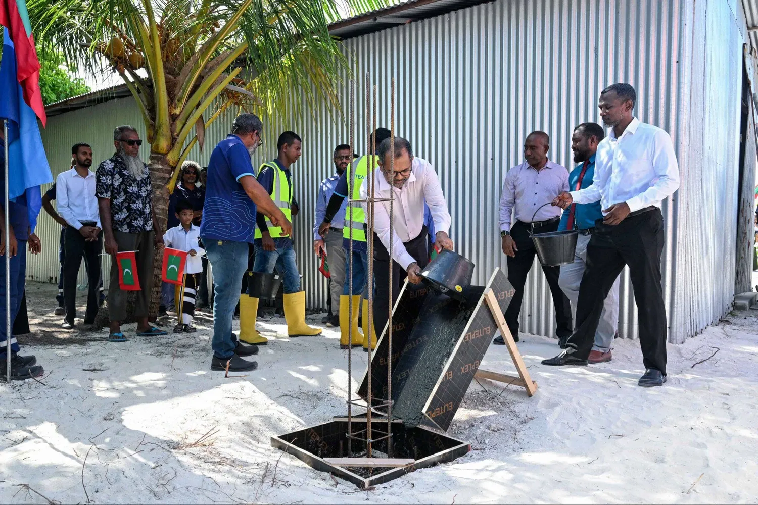 ކުނބުރުދޫ ޞިއްޙީ މަރުކަޒުގެ އައު އިމާރާތުގެ ބިންގާ އަޅުއްވަނީ...