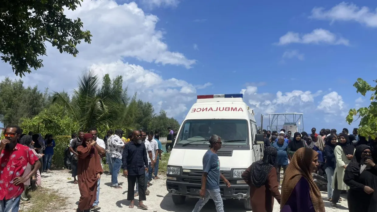 އަލިފުށި ކައިރިން މަސް ހިފަން އުޅުނު މީހަކު މަރުވެގެން ހޮސްޕިޓަލަށް ގެންދަނީ -- ފޮޓޯ/ އަލިފުށި ލައިވް