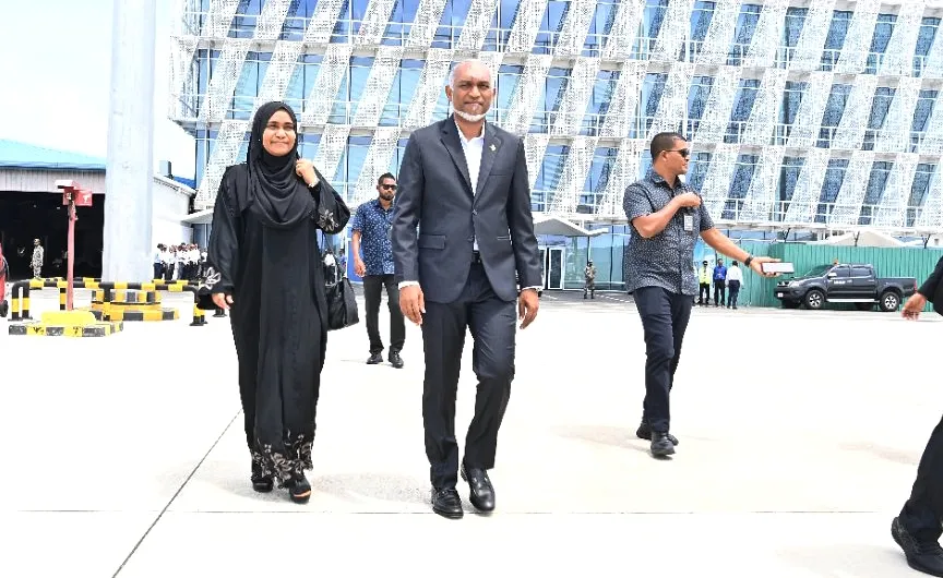 ރައީސް ޑރ.މުޙައްމަދު މުޢިއްޒާއި އަނބިކަބަލުން ސާޖިދާ މުޙައްމަދު-- ފޮޓޯ: ރައީސް އޮފީސް