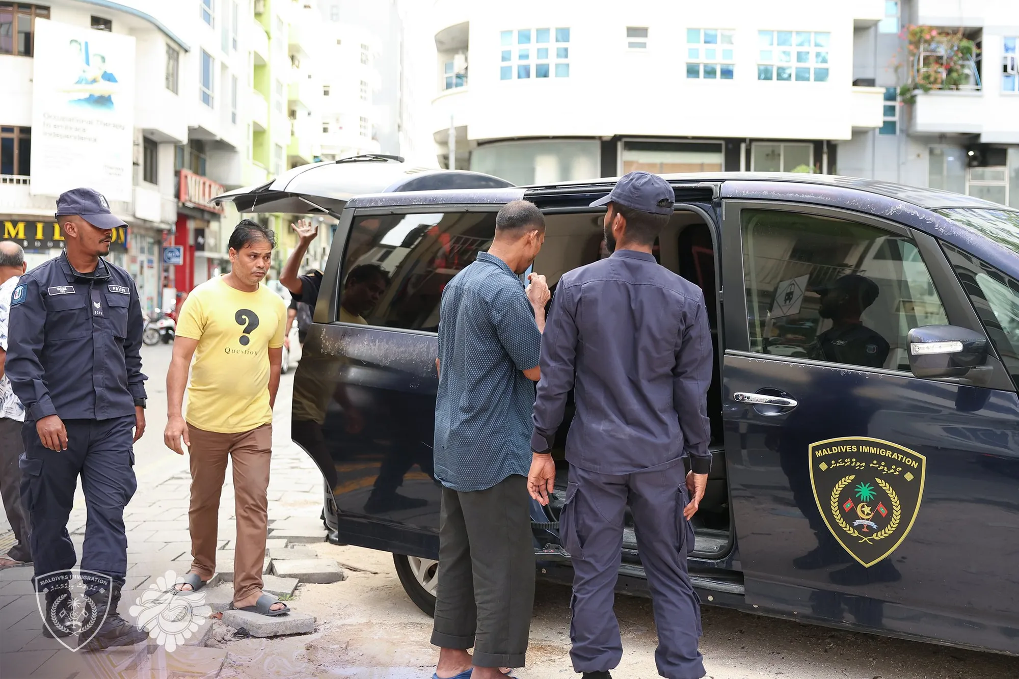 ފުލުހުން ހިންގު ރެއިޑެެއްގެ ތެރެއިން: ފޮޓޯ/ އިމިގްރޭޝަން