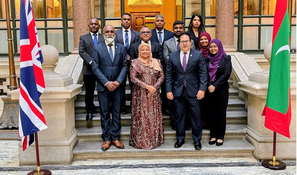 އިނގިރޭސިވިލާތާއި އެކު މަޝްވަރާގައި ބައިވެރިވި ރާއްޖޭގެ ވަފުދު -- ފޮޓޯ: ފޮރިން މިނިސްޓްރީ