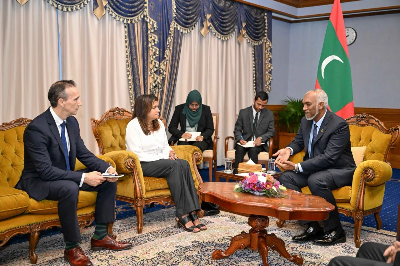 ވެލޮޕްމެންޓް ބޭންކް އޮފް މޯލްޑިވްސްގެ ސީއީއޯ އަދި ޗެއާޕާސަން ރައީސް ޑރ.މުޢިއްޒު އާއި ބައްދަލުކުރެއްވުން-- ފޮޓޯ: ރައީސް އޮފީސް