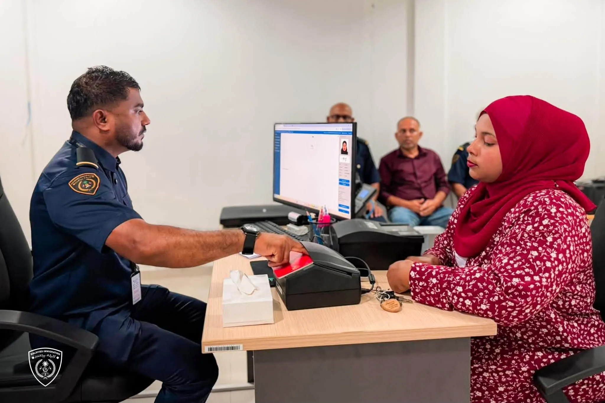 ޕާސްޕޯޓު ބުކްލެޓް ހުސްވެ އެމާޖެންސީ ޕާސްޕޯޓު ދޫކުރަން ފަށައިފި 