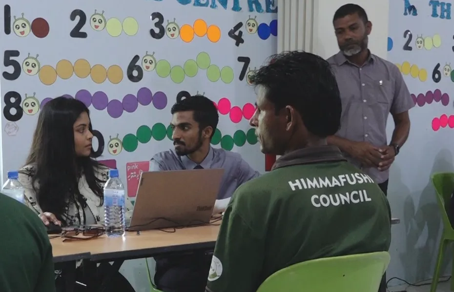 ބިދޭސީންގެ މައުލޫމާތު ނަގަނީ: ފޮޓޯ/ ރާއްޖެ އެމްވީ