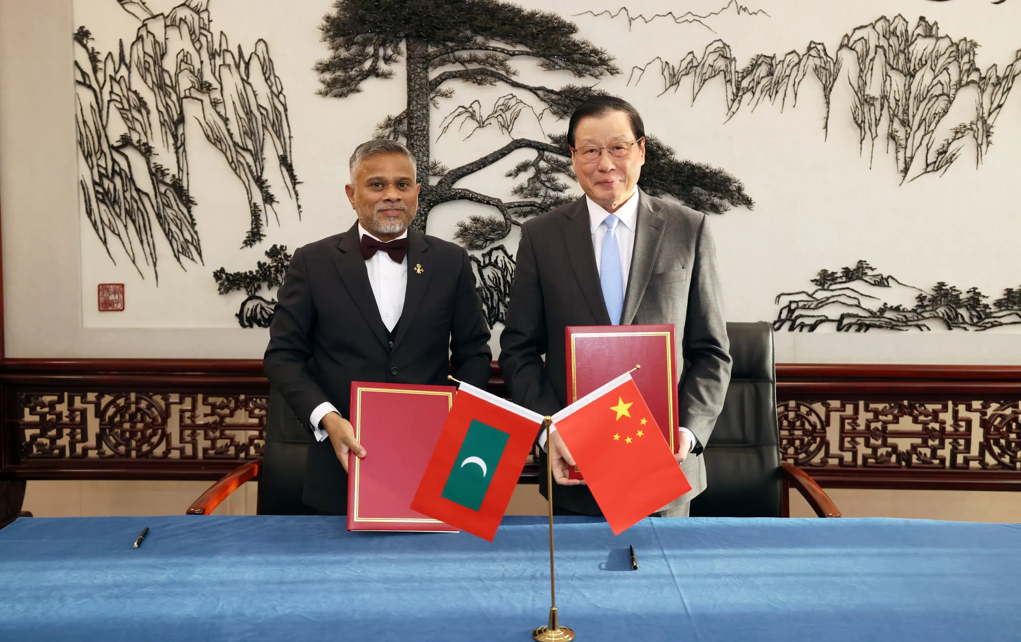 ޕްރޮސެކިއުޓަރ ޖެނެރަލް، ޗައިނާގެ ޕްރޮސެކިއުޓަރ ޖެނެރަލާ ރަސްމީ މަޝްވަރާތައް ބާއްވަވައި، އެއްބާރުލުން ދިނުމުގެ އެއްބަސްވުމެއްގައި ސޮއިކުރައްވައިފި