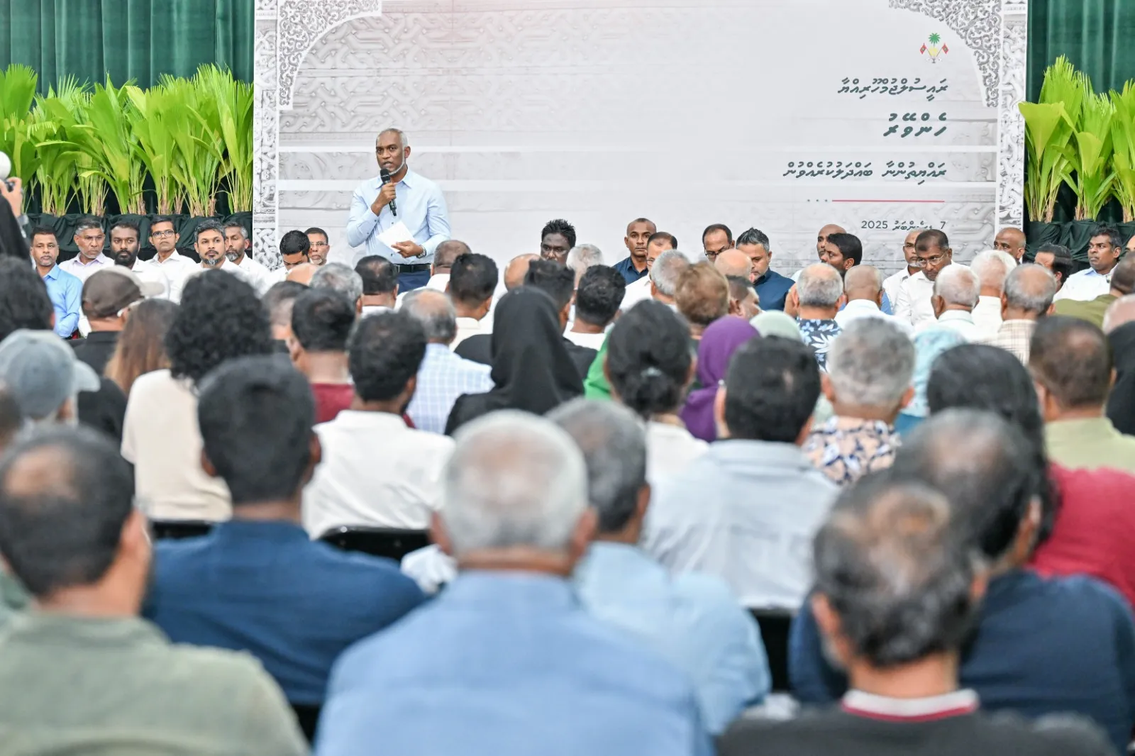 ރައީސް ހެންވޭރުގެ ރައްޔިތުންނާ ބައްދަލުކުރެއްވުން... ފޮޓޯ: ރައީސް އޮފީސް