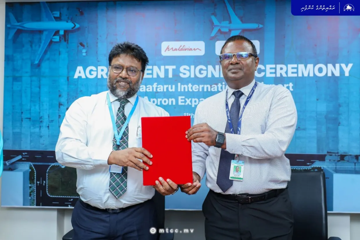 ނ. މާފަރު އެއާޕޯޓުގެ އޭޕްރަން ބޮޑުކުރުމުގެ މަޝްރޫޢު މޯލްޑިވިއަނުން މިއަދު އެމްޓީސީސީއާއި ހަވާލުކުރުމަށް ބޭއްވި ރަސްމިއްޔާތުގެ ތެރެއިން--- ފޮޓޯ: އެމްޓީސީސީ