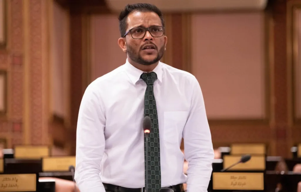 އިޒްރޭލު ޕާސްޕޯޓް 'ބޭން' ކޮށް، އެތަނުގެ މުދާ އެތެރެ ކުރުން މަނާކުރާ ގާނޫނެއް ހަދަން ޔާސިރު ހުށަހަޅުއްވައިފި!
