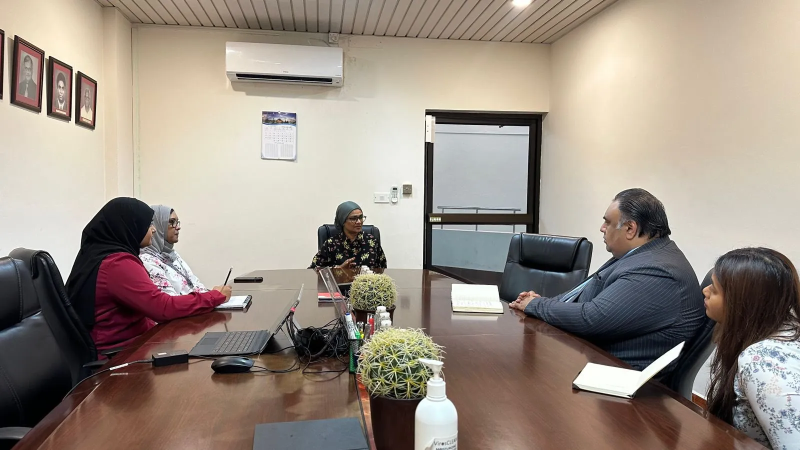 އިނގިރޭސިލވިލާތާއިއެކު ޓިވެޓް ޕްރޮގްރާމްތައް ހިންގުމަށް ކުރިއަށްދިޔަ މަޝްވަރާ ބައްދަލުވުން-- ފޮޓޯ: މިނިސްޓްރީ