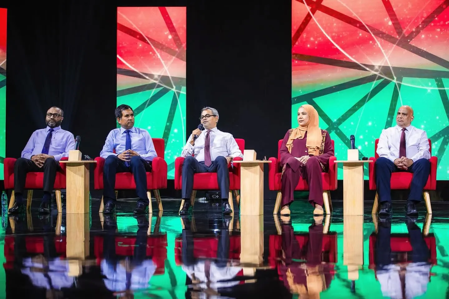 ރޭ ބޭއްވި "އަހާ" ފޯރަމްގައި ބައިވެރިވެވަޑައިގަތް 5 ވަޒީރުން--ފޮޓޯ: ރައީސް އޮފީސް