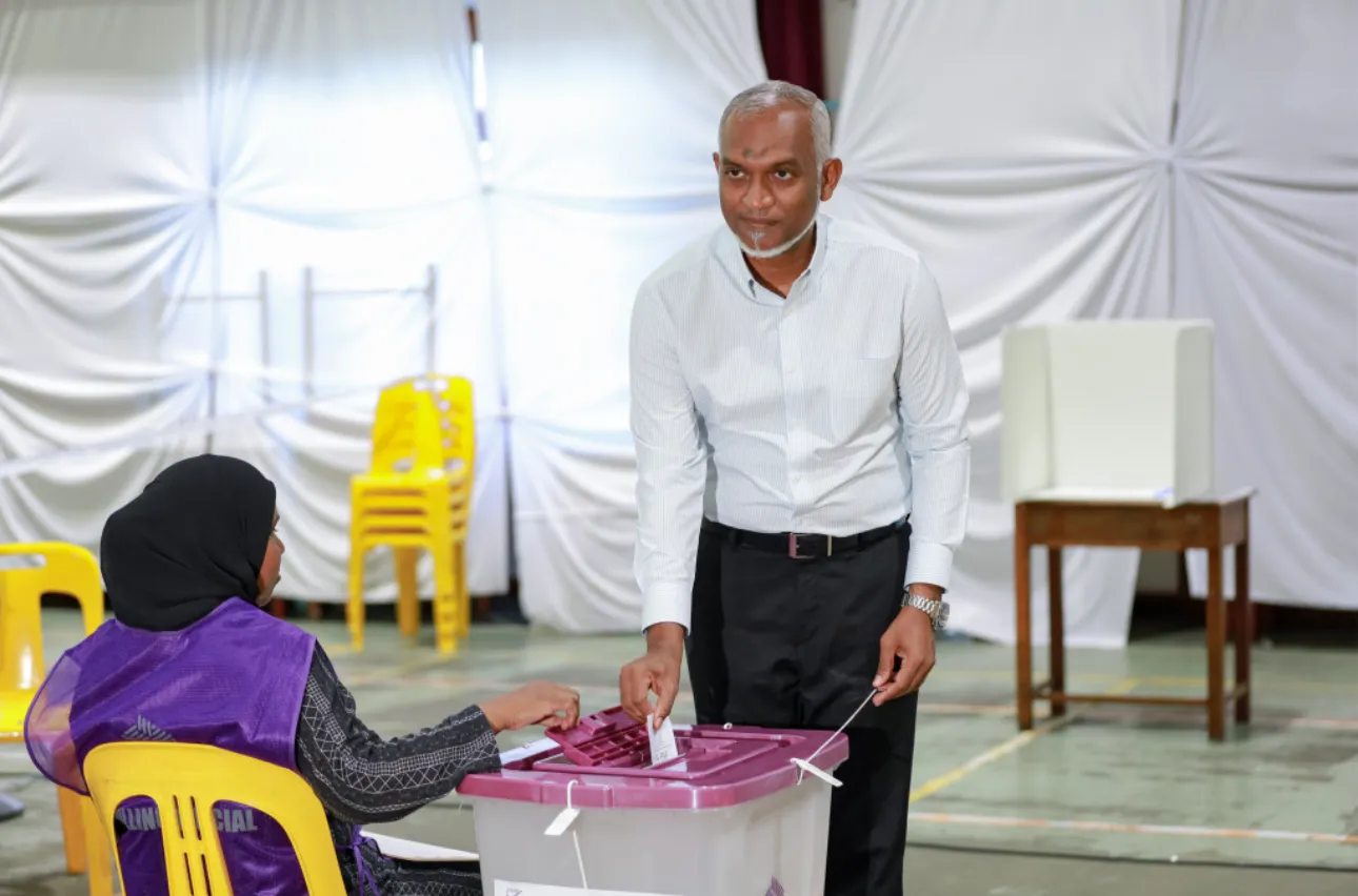 ރައީސުލްޖުމްހޫރިއްޔާ ޑރ މުހައްމަދު މުޢިއްޒު ވޯޓު ލައްވަނީ- ފޮޓޯ/ ދިޔަރެސް
ަ
ް