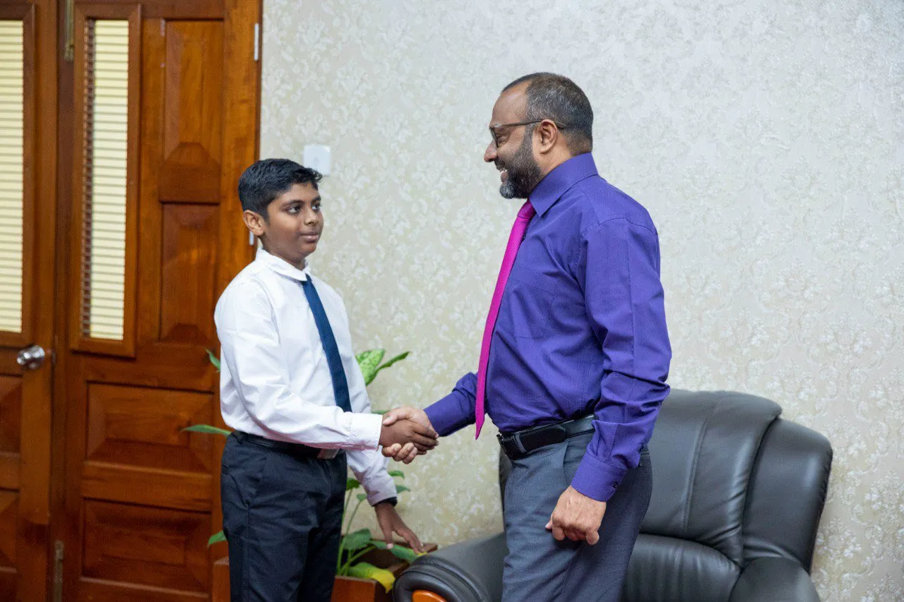 މިނިސްޓަރ ޑރ. ޝަޙީމް އުމުރުން 11 އަހަރުގެ އަލްހާފިޒް އިޒްކާން އާއި ބައްދަލުކުރައްވަނީ