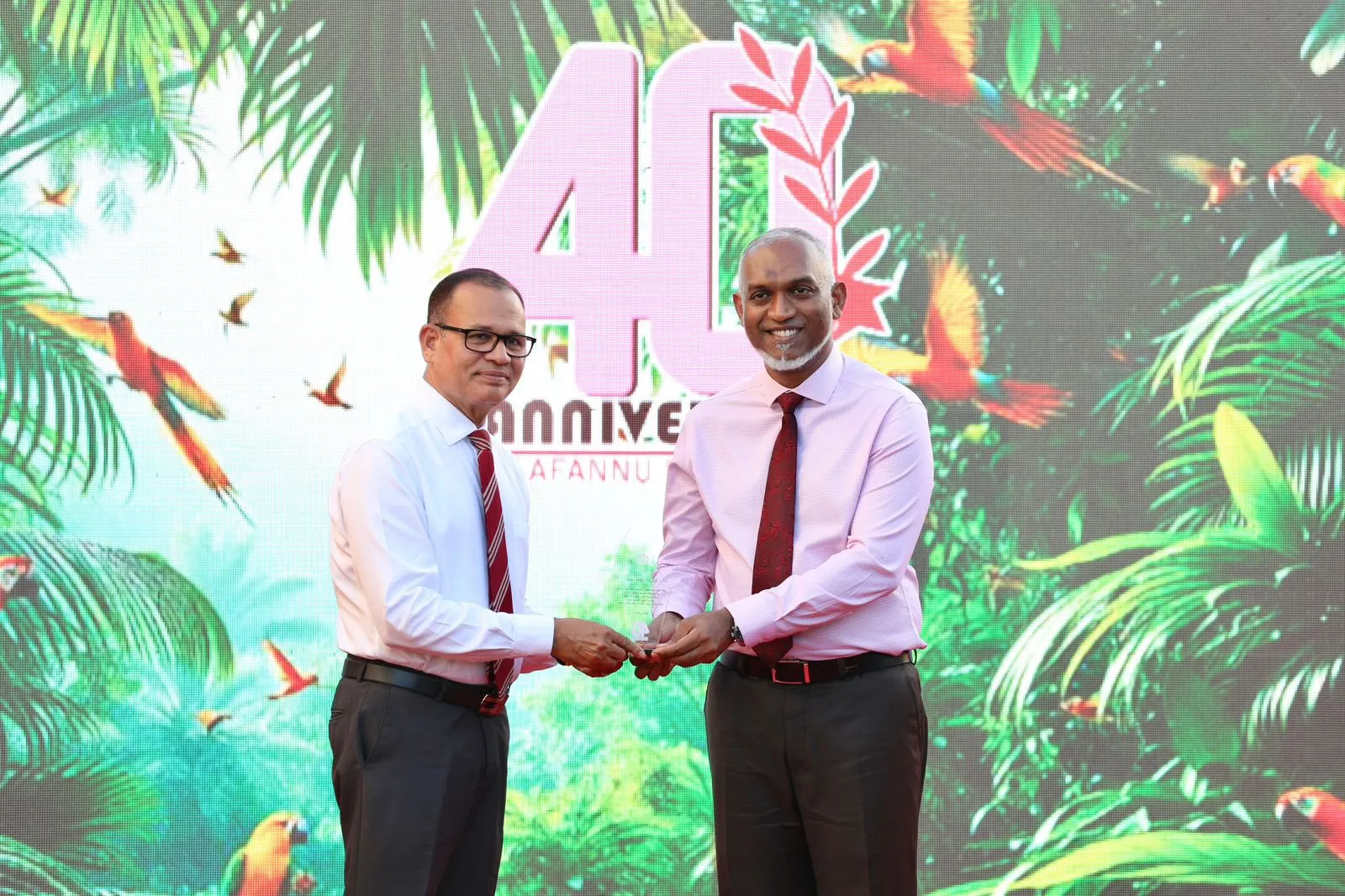 ކުރީގެ ވަޒީރު އާދަމް ޝަރީފް އުމަރު ރައީސް މުޢިއްޒާއެކު -