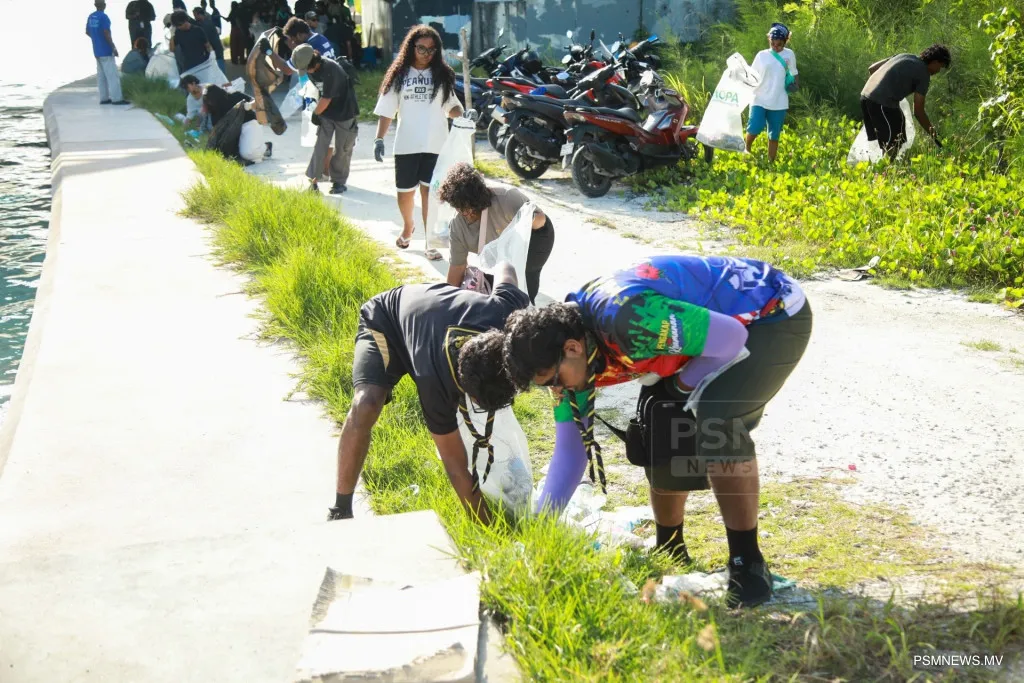 ހުޅުމާލޭގައި ބޭއްވި ސާފުކުރުމުގެ ހަރަކާތުގެ ތެރެއިން؛ ފޮޓޯ / ޕީއެސްއެމް