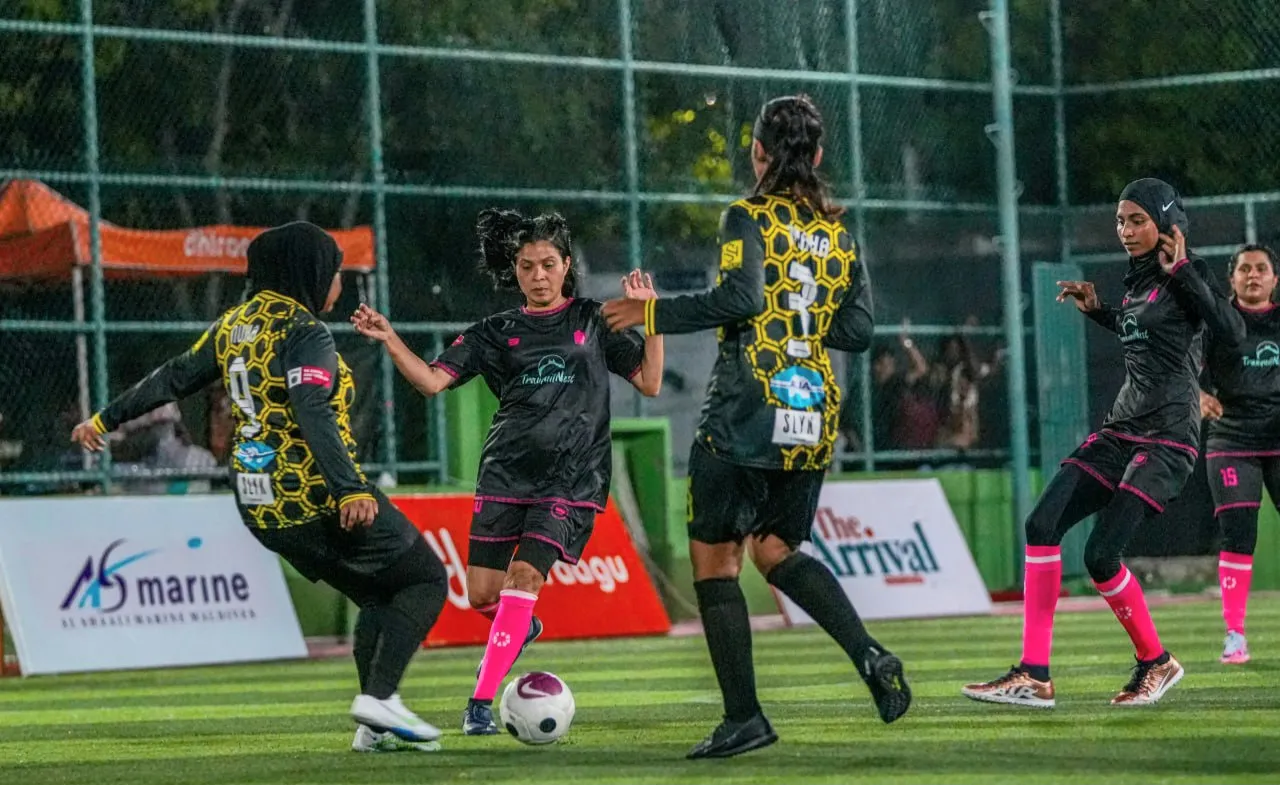 ބަމްބްލްބީސް އާއި ޕިންކް ޕެންތާސް ވާދަކުރި މެޗުގެ ތެރެއިން.. ފޮޓޯ: ވޮއިސް ސްޕޯޓްސް