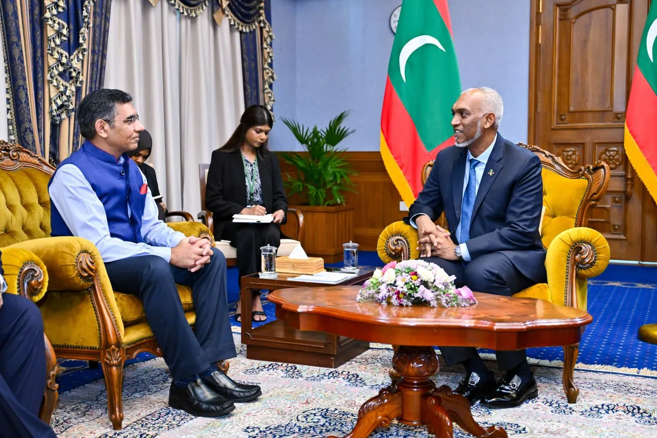 ރައީސް ޑރ.މުޢިއްޒުގެ އަރިހަށް އިންޑިއާގެ ސަފީރު ވަދާއީ ޒިޔާރަތެއް ކުރެއްވުން-- ފޮޓޯ: ރައީސް އޮފީސް